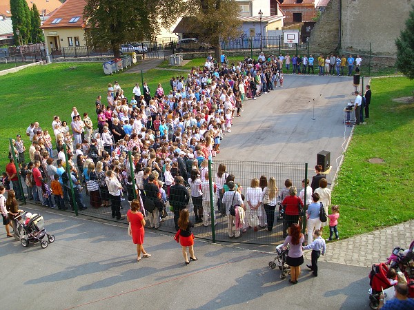 slávnostné zhromaždenie na školskom dvore